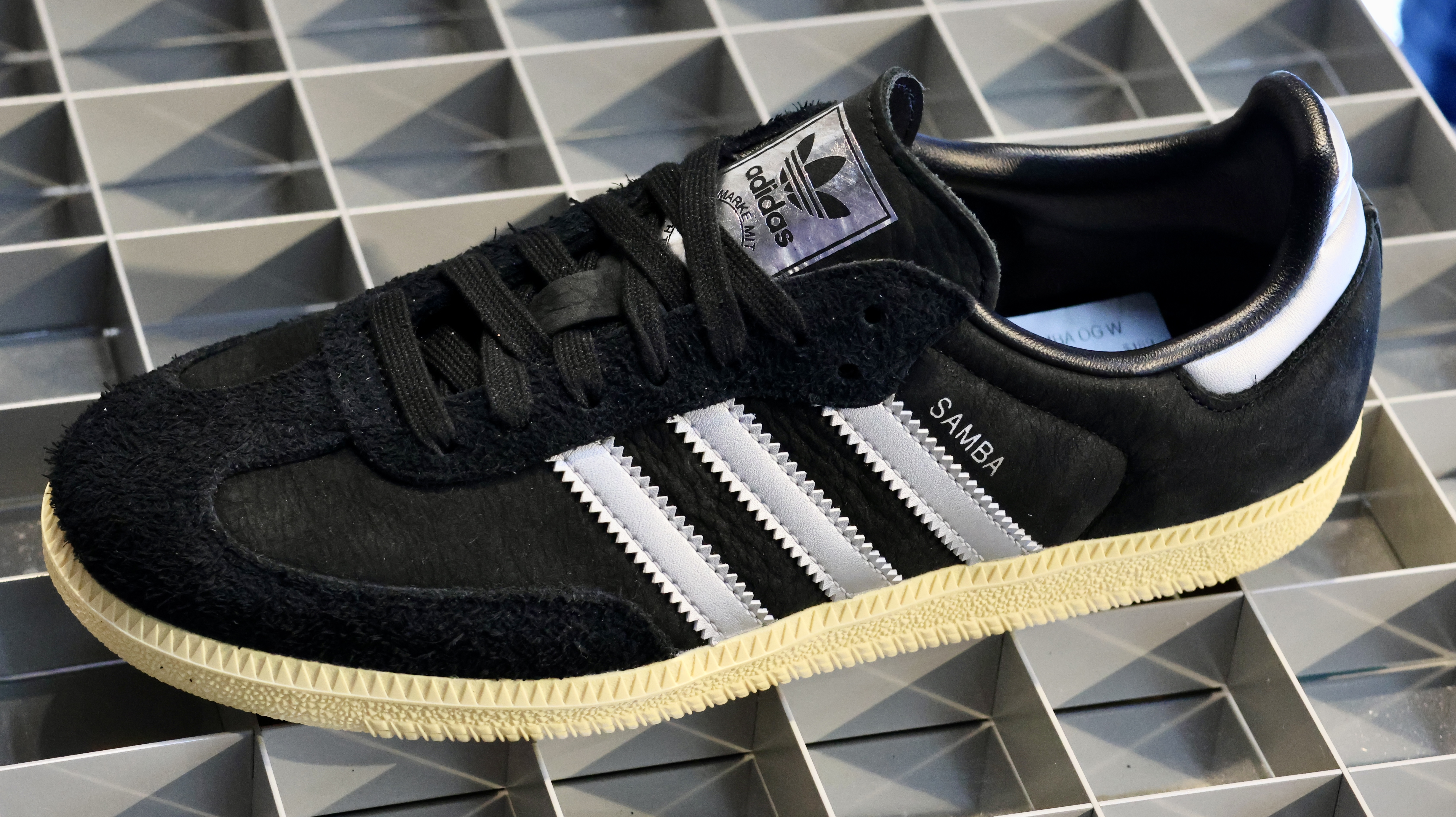 Svart adidas Samba med vita tre stripes och gummisula