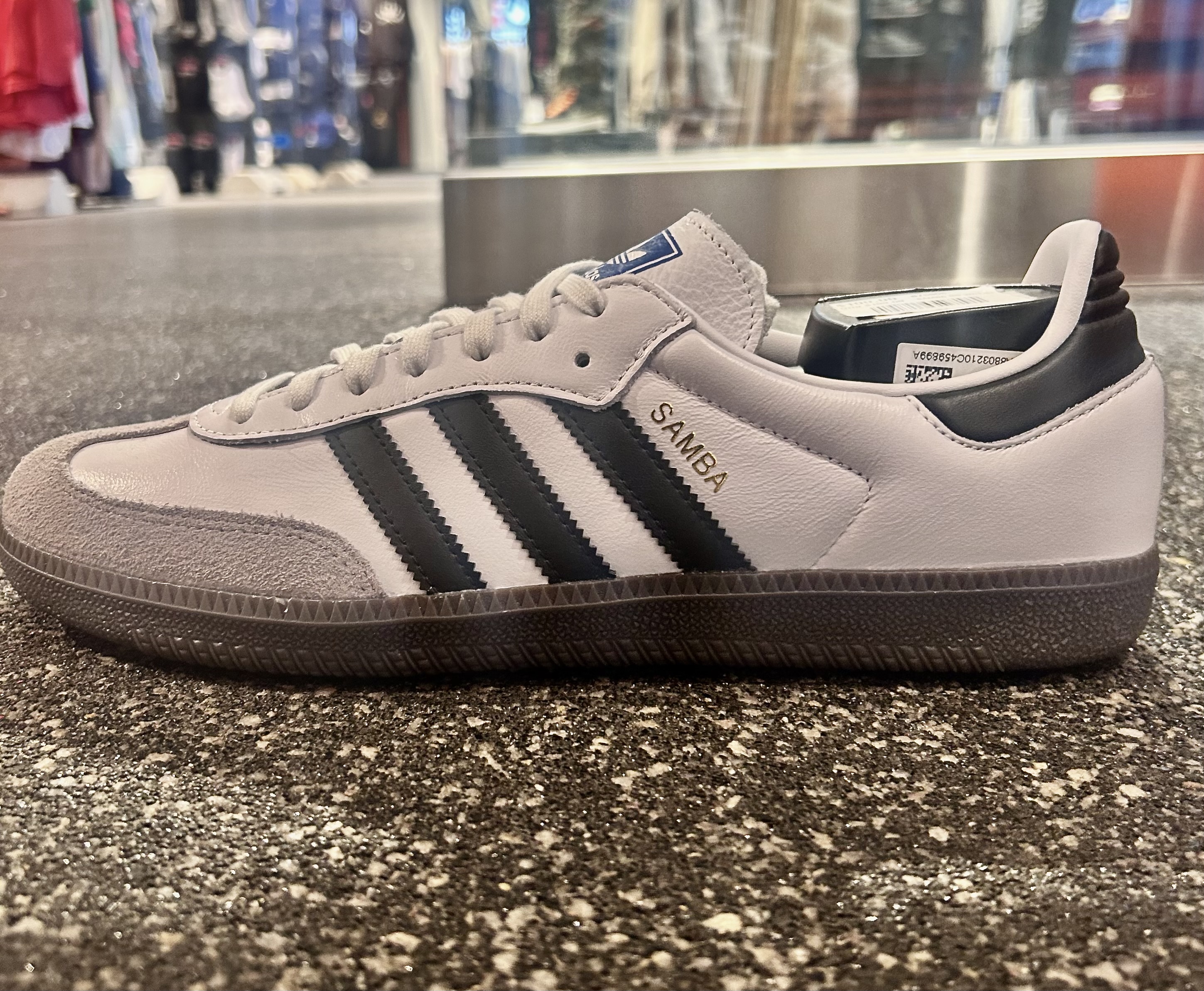 Vit adidas Samba i läder med svarta stripes och gummisula, modellen som Busenitz bygger på