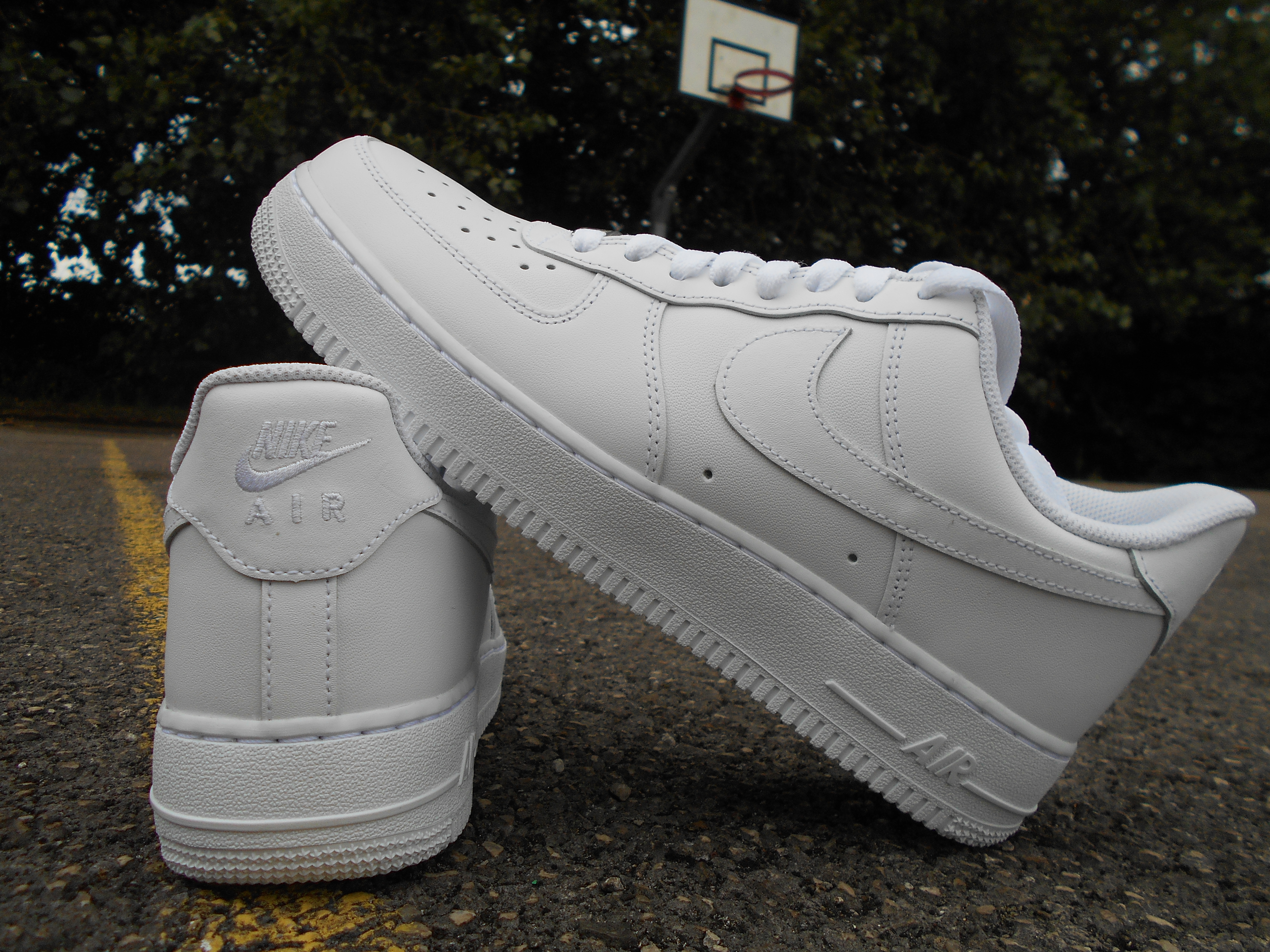 Helvit Nike Air Force 1 Low med synlig NIKE AIR-hälflik