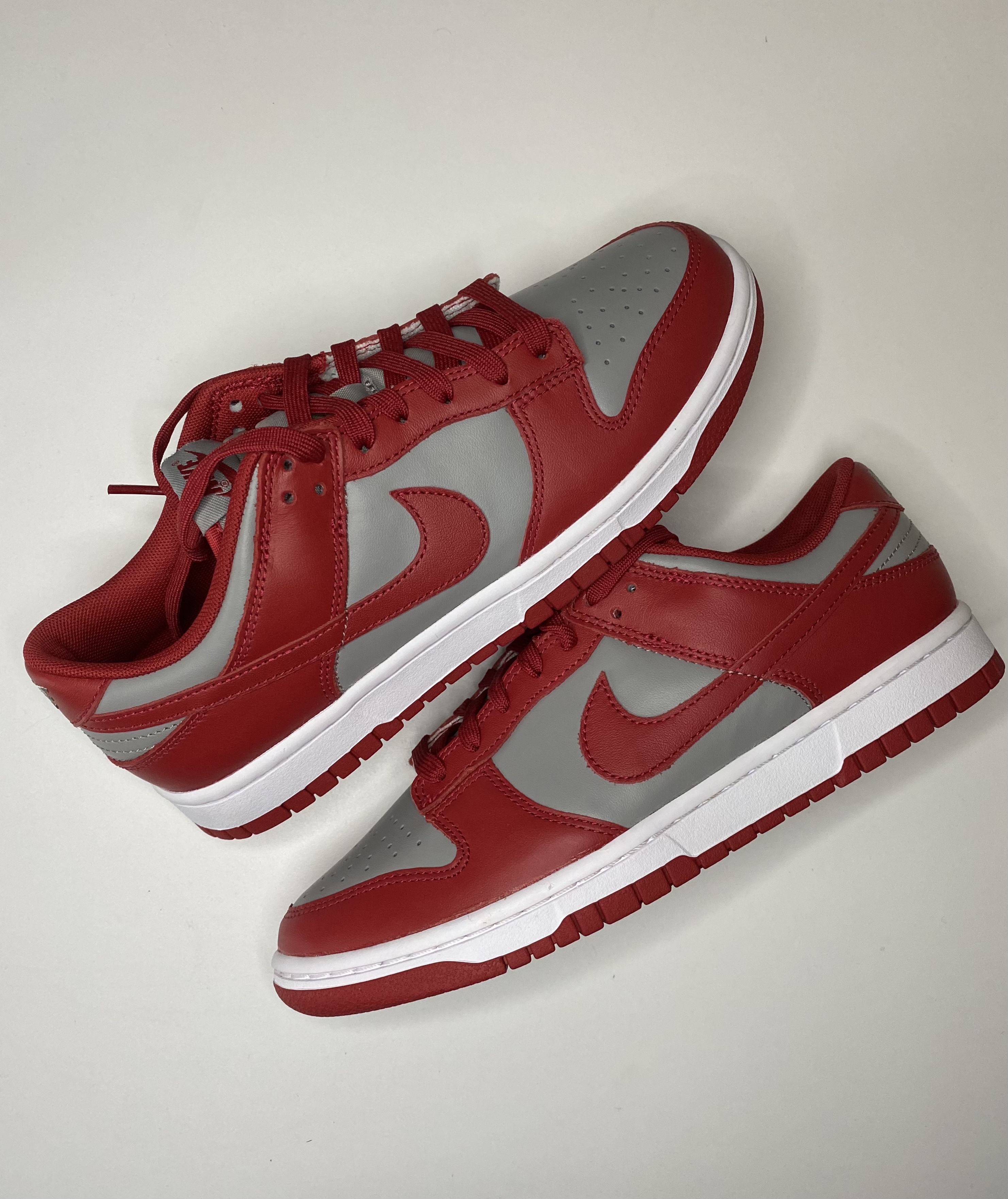 Nike Dunk Low i grått och rött med vit mellansula