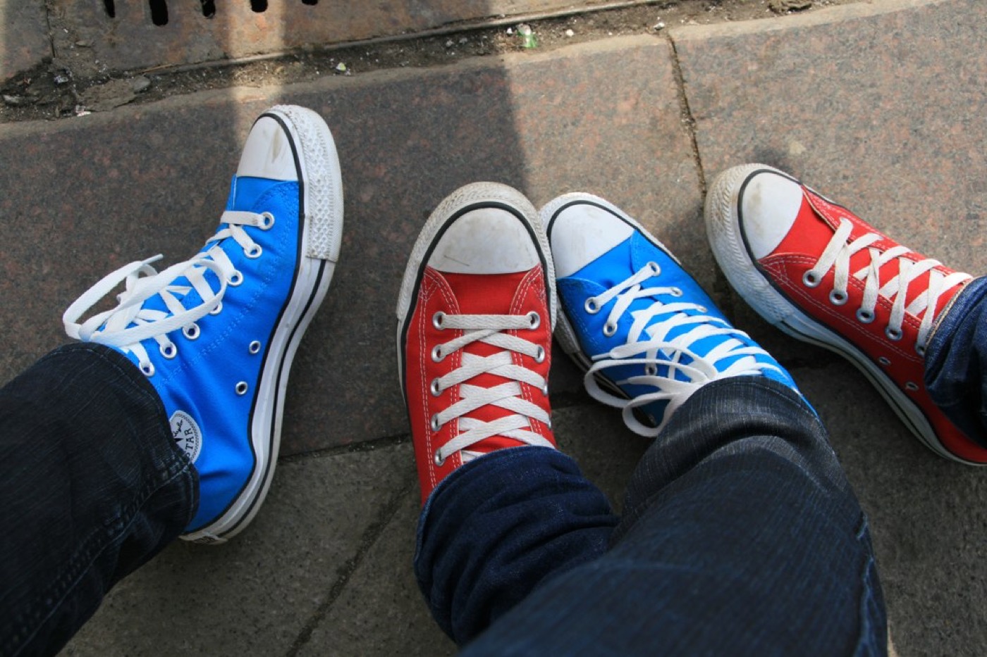 Blå och röda Converse Chuck Taylor All Star som höga kängor