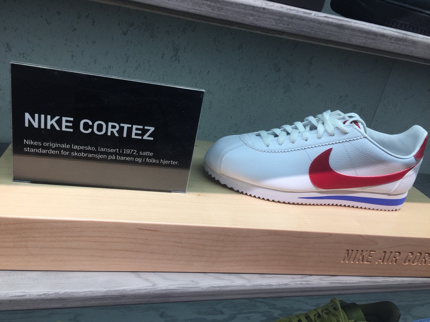 Vit Nike Cortez med röd swoosh och blå sula
