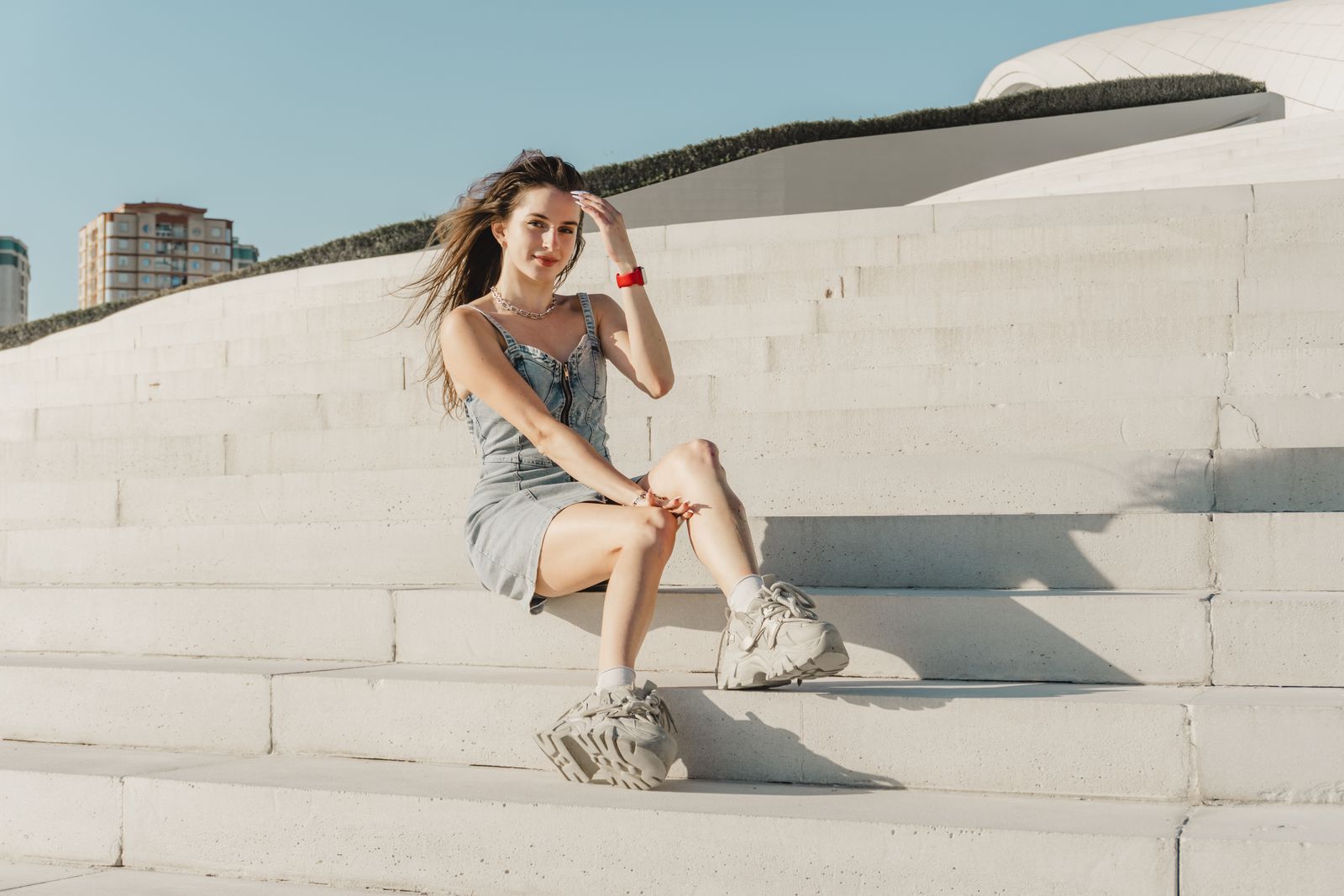 Vita chunky sneakers med tjock bred sula burna på trappsteg