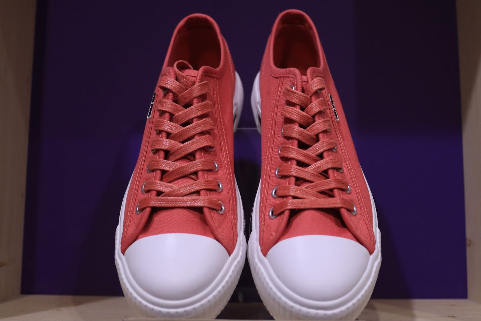 Korallröda canvas-sneakers med låg profil och vit gummitåhätta