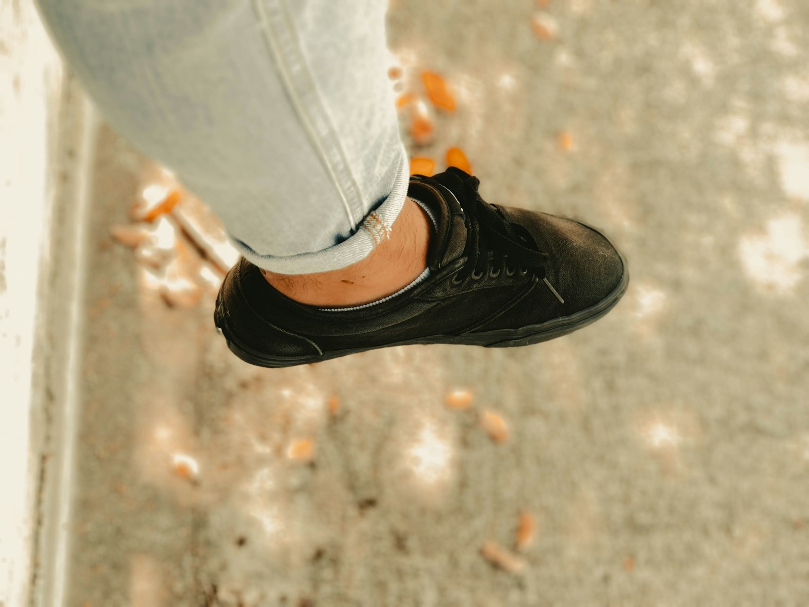 Helsvart låg sneaker buren till ljusa jeans i streetstyle