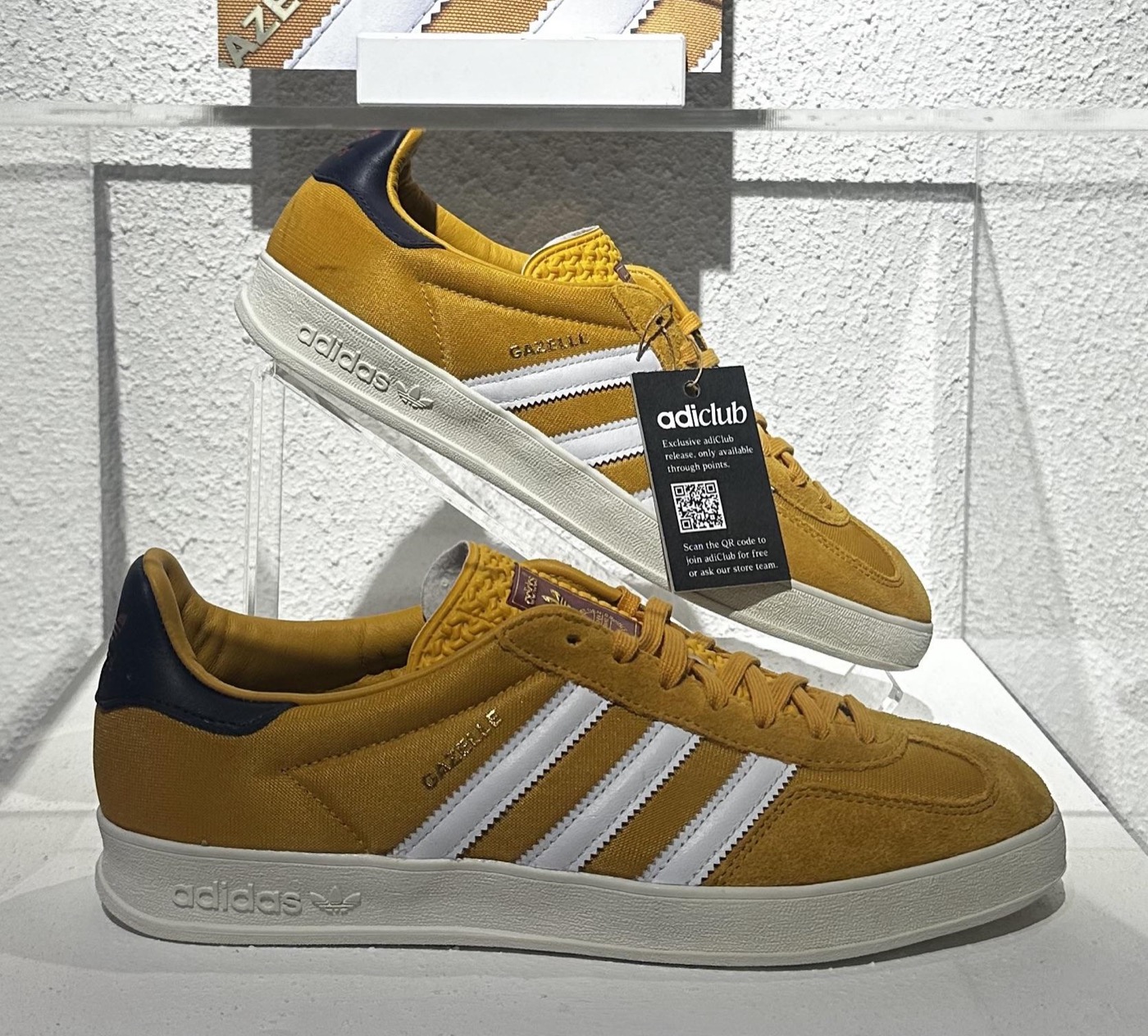 adidas Gazelle i mocka med tre vita stripes