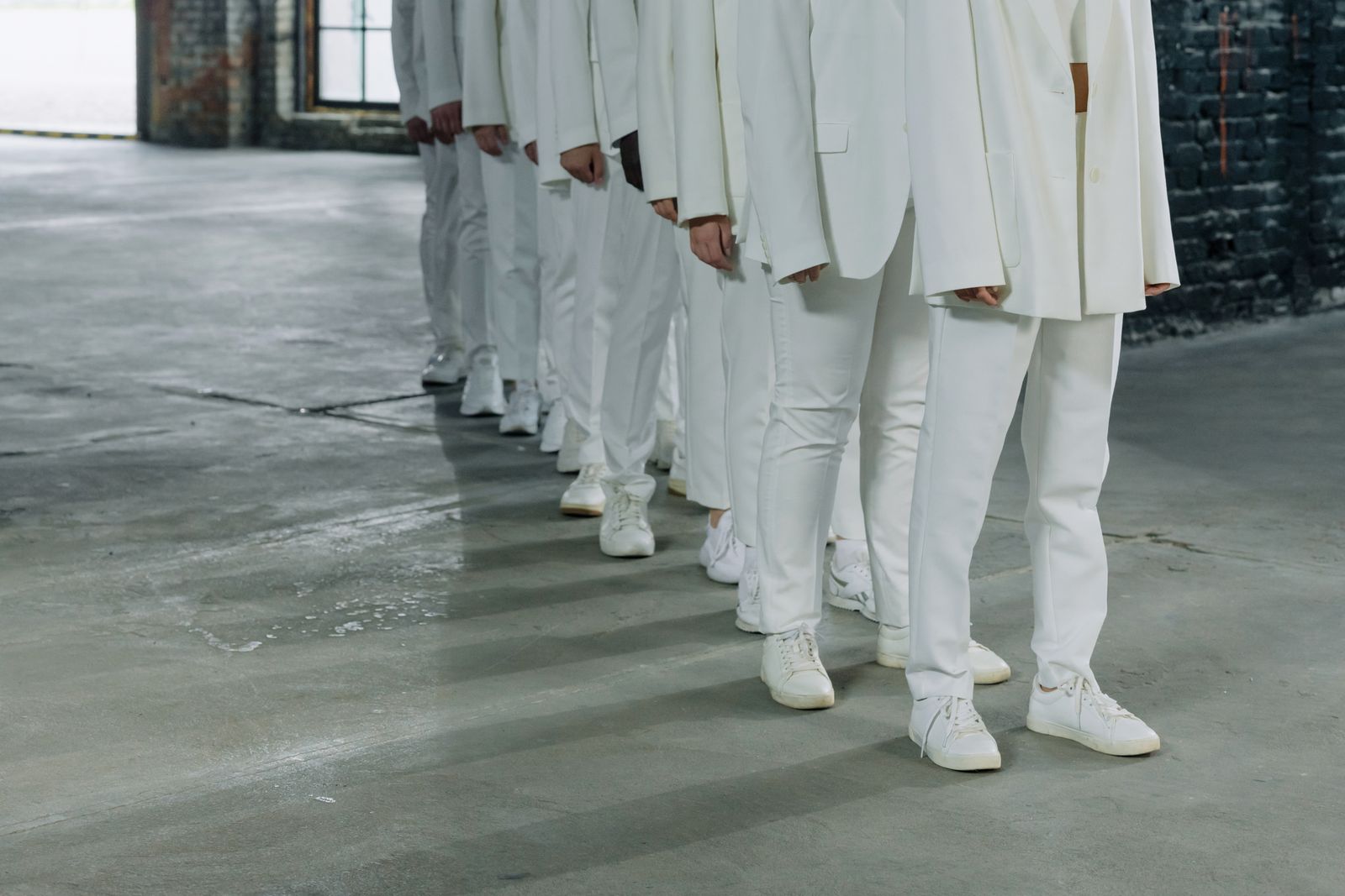 Vita lädersneakers till ljusa kostymer