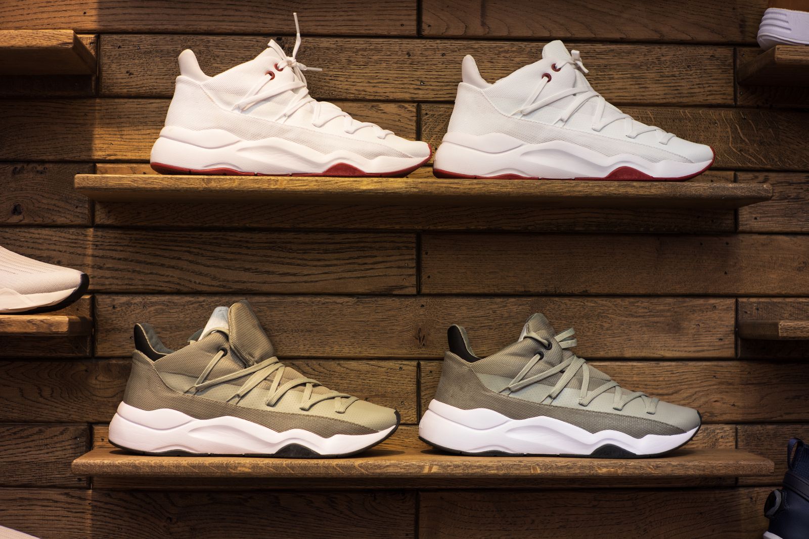 Sneakers på hylla i skobutik