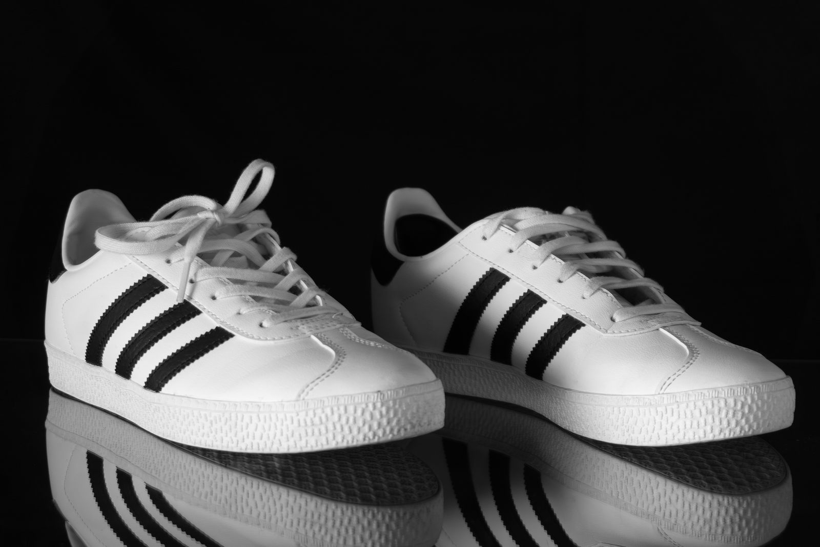 Vita lädersneakers i studiomiljö