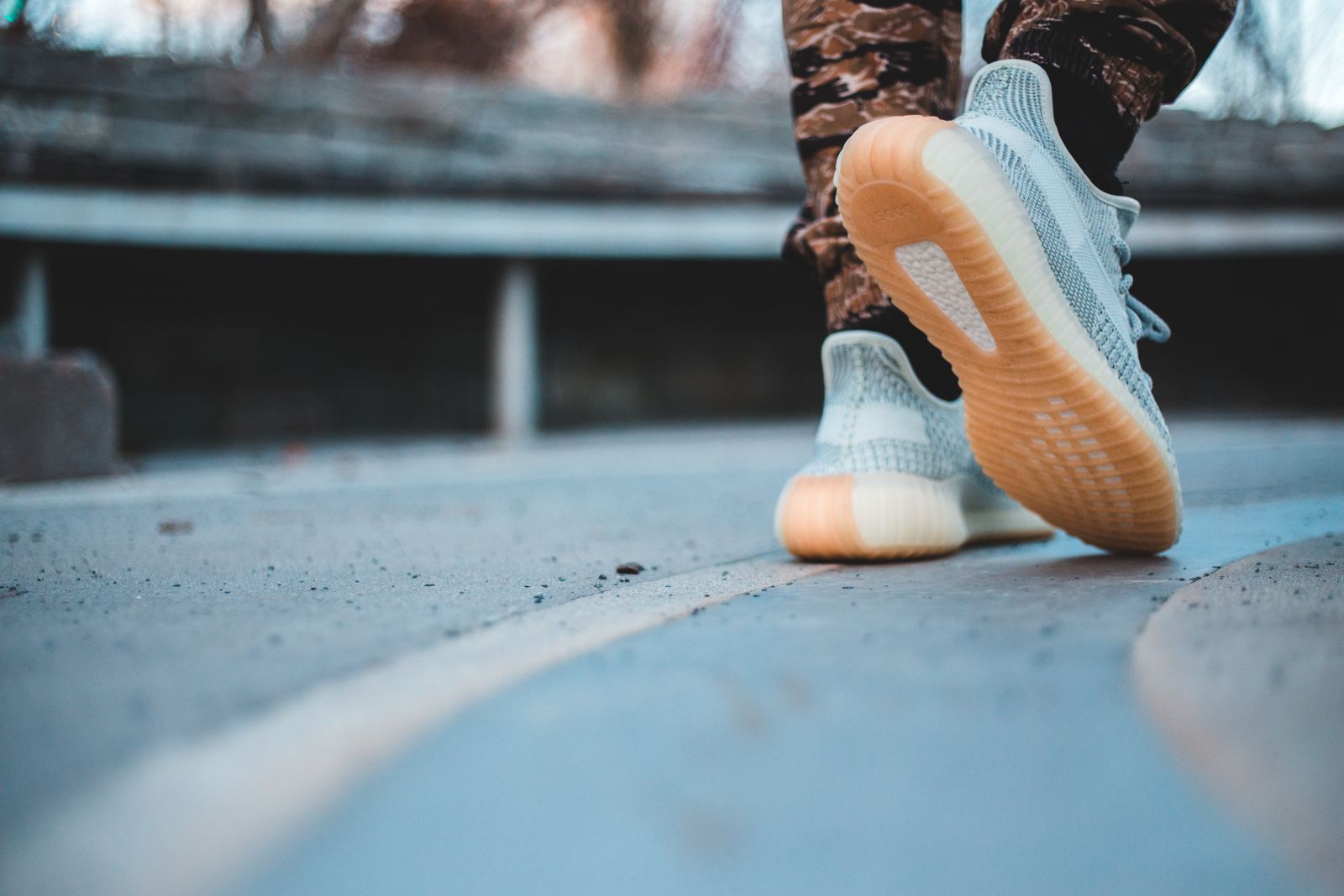 Sneakers burna i en vardagsoutfit på stan
