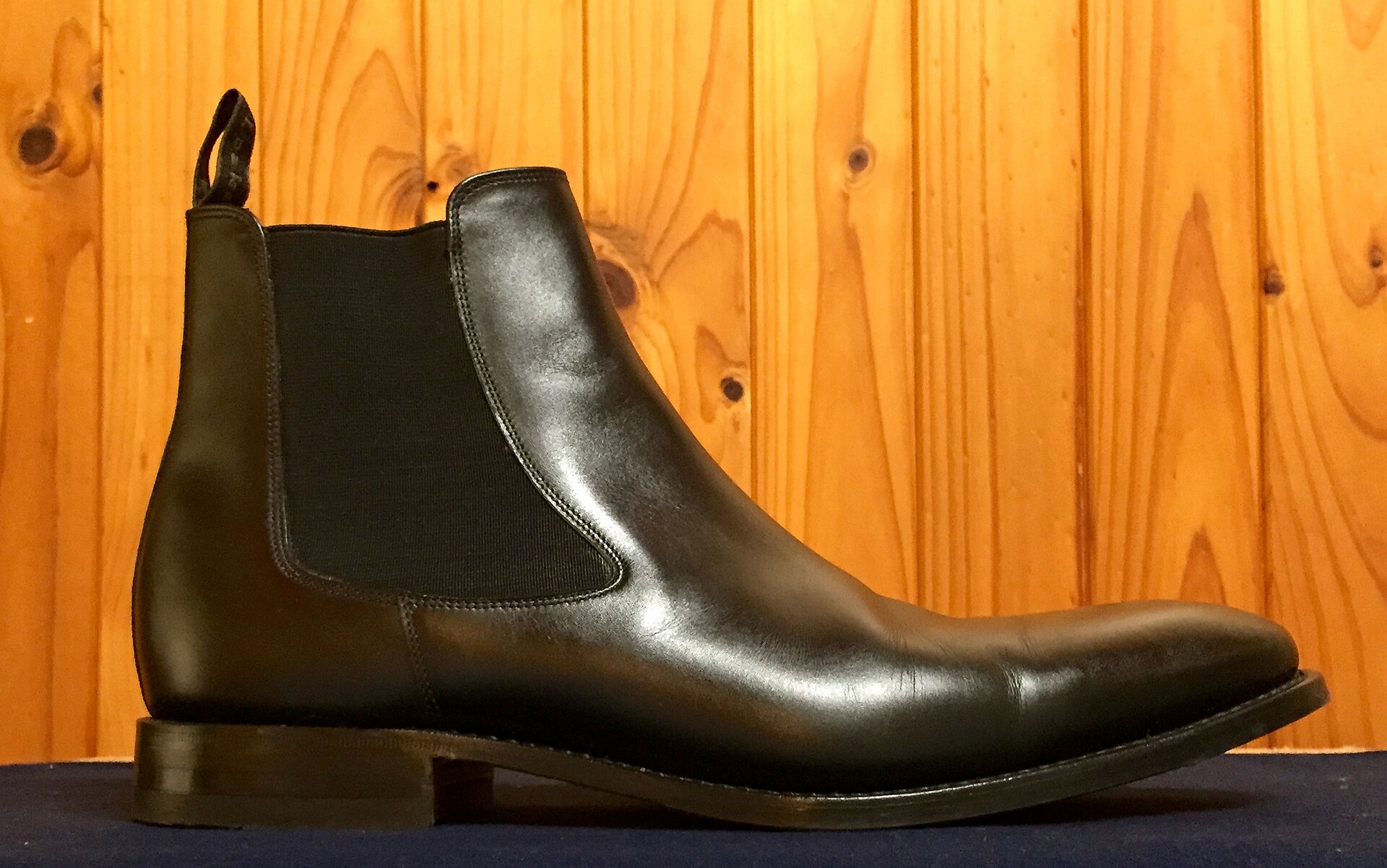 Svart chelsea boot i läder sedd från sidan med resårinsatsen synlig