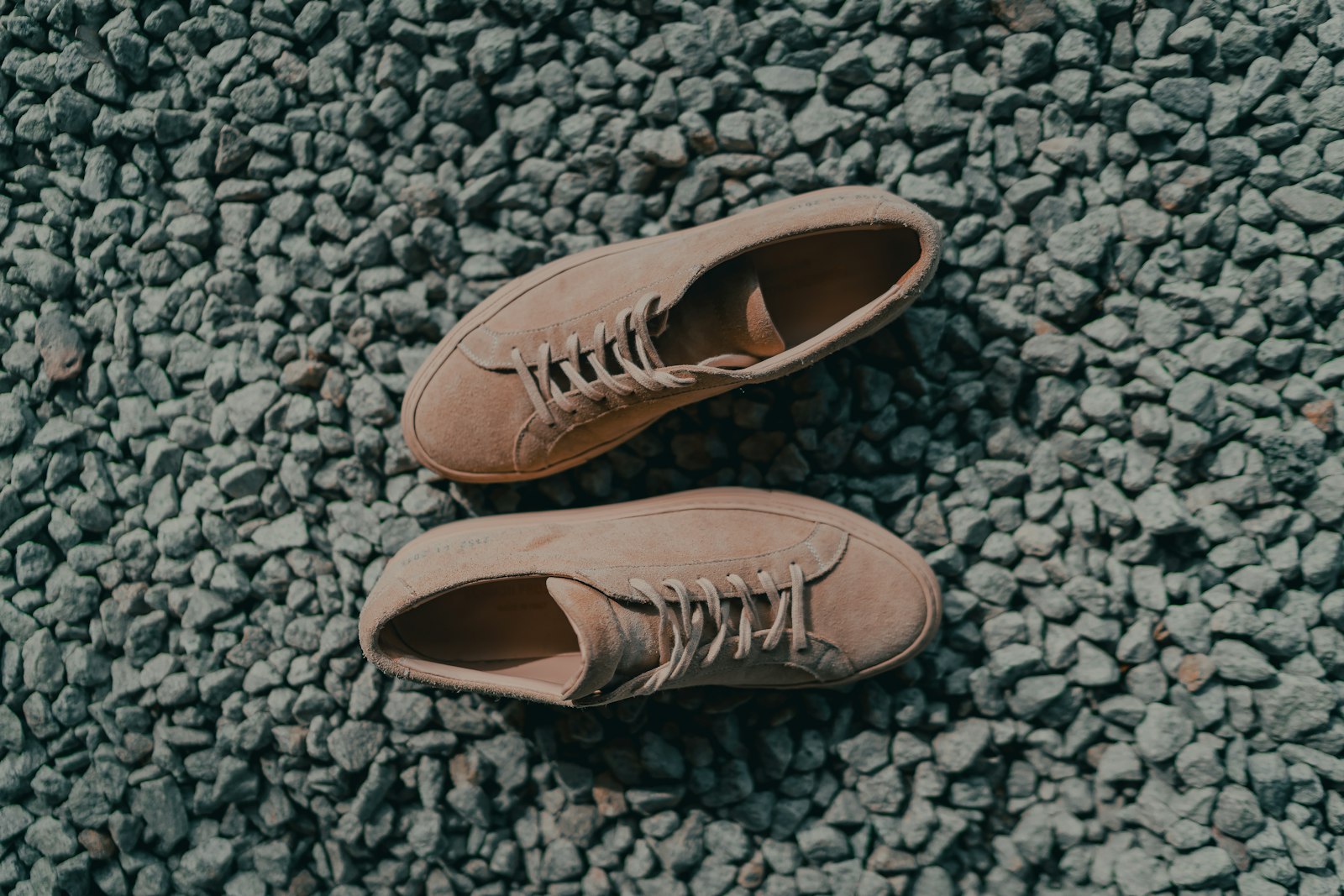 Ett par beige mockasneakers för herr med naturfärgad gummisula