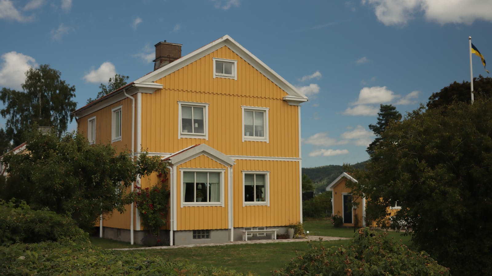 Bostadshus i ockragul puts