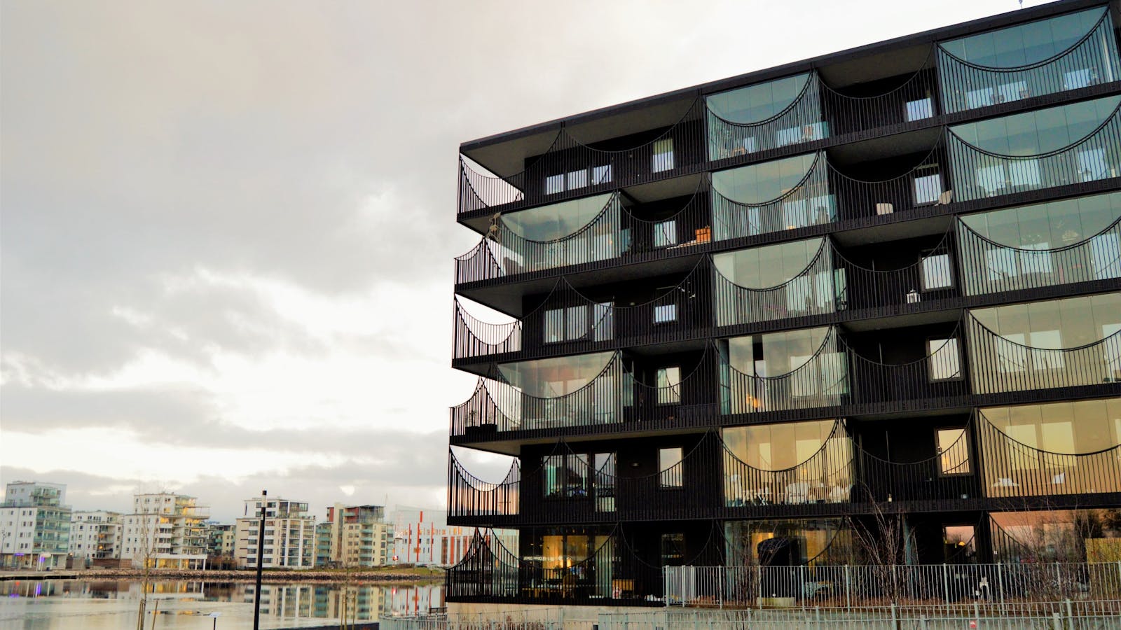 Flerbostadshus med balkonger