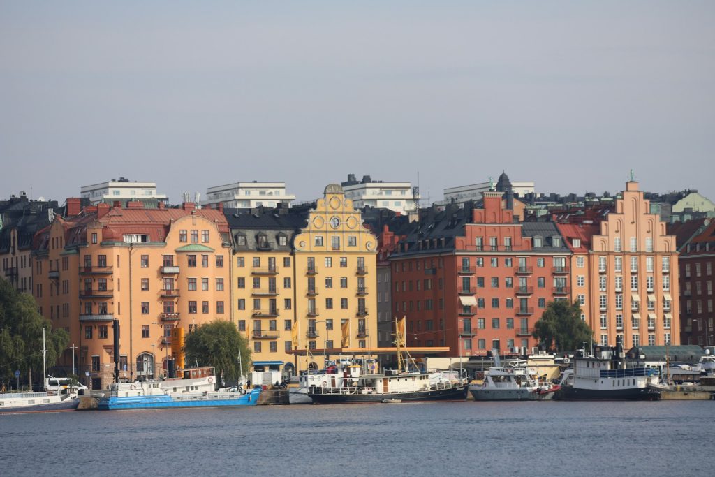 Färgglada bostadshus vid vattnet i Stockholm, sedda från sjösidan