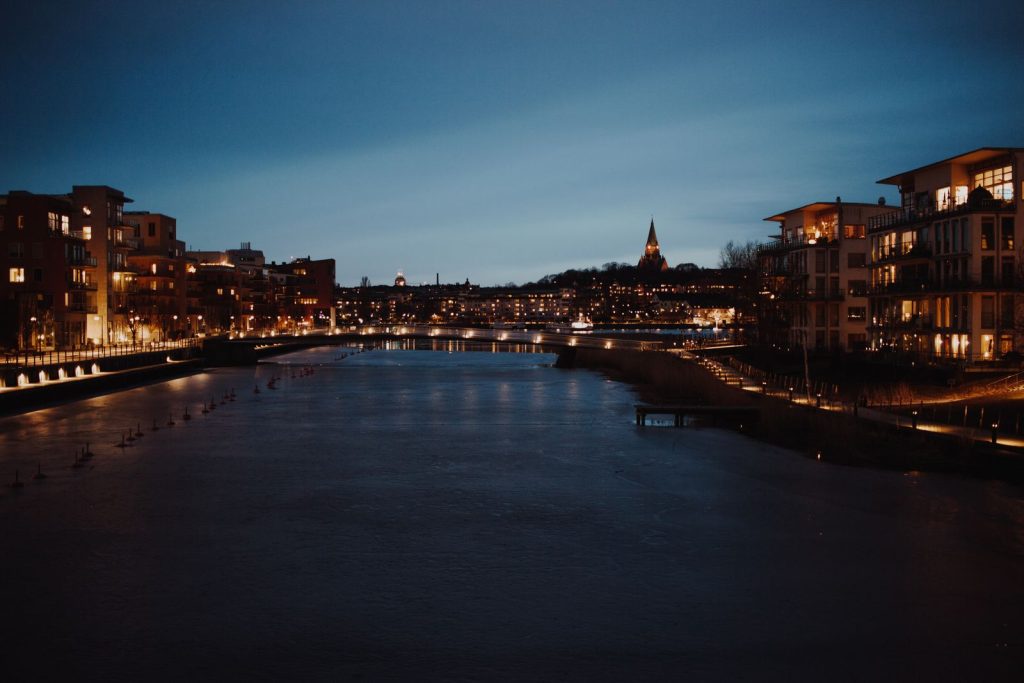 Stad med bostadsbebyggelse vid vattnet