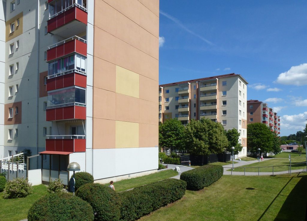 Renoverade flerbostadshus från miljonprogrammet i Hallunda en solig sommardag