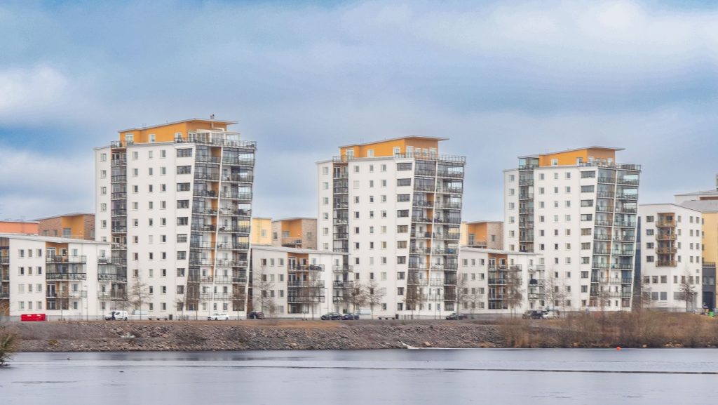 Tre likartade moderna flerbostadshus vid vattnet i Jönköping
