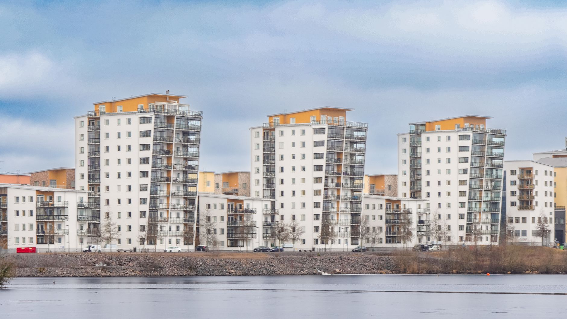 Tre likartade moderna flerbostadshus vid vattnet i Jönköping