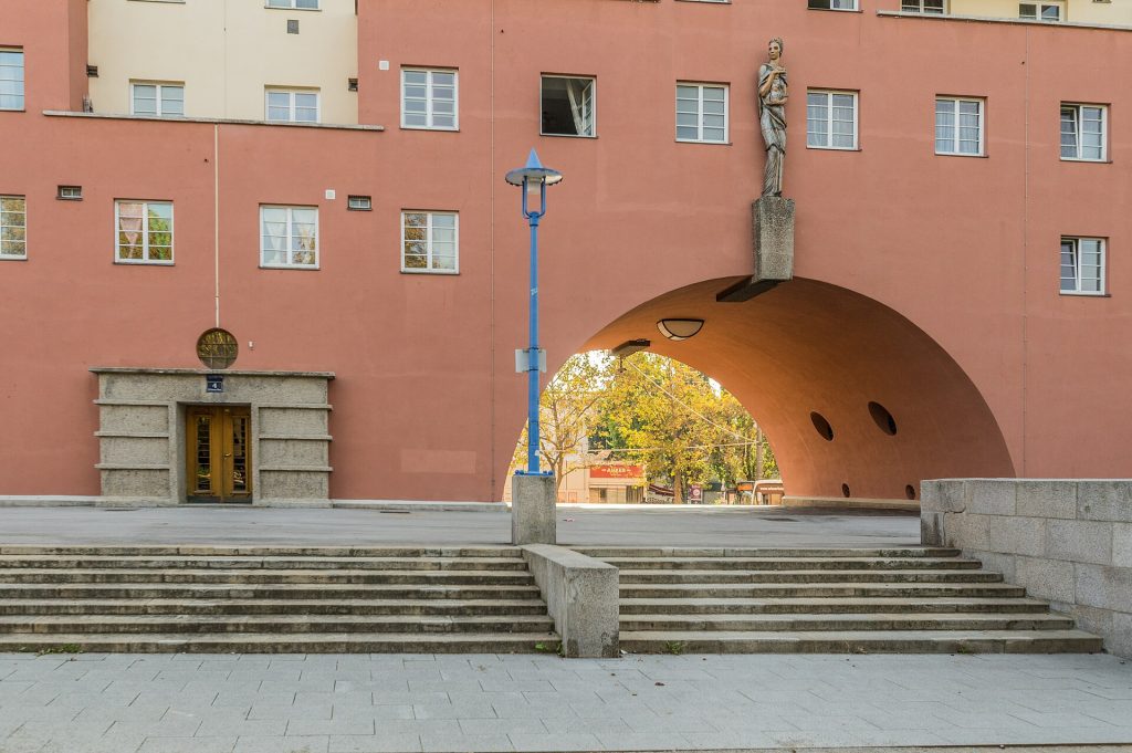 Valvet och fasaden på Karl-Marx-Hof, ett kommunalt bostadshus i Wien
