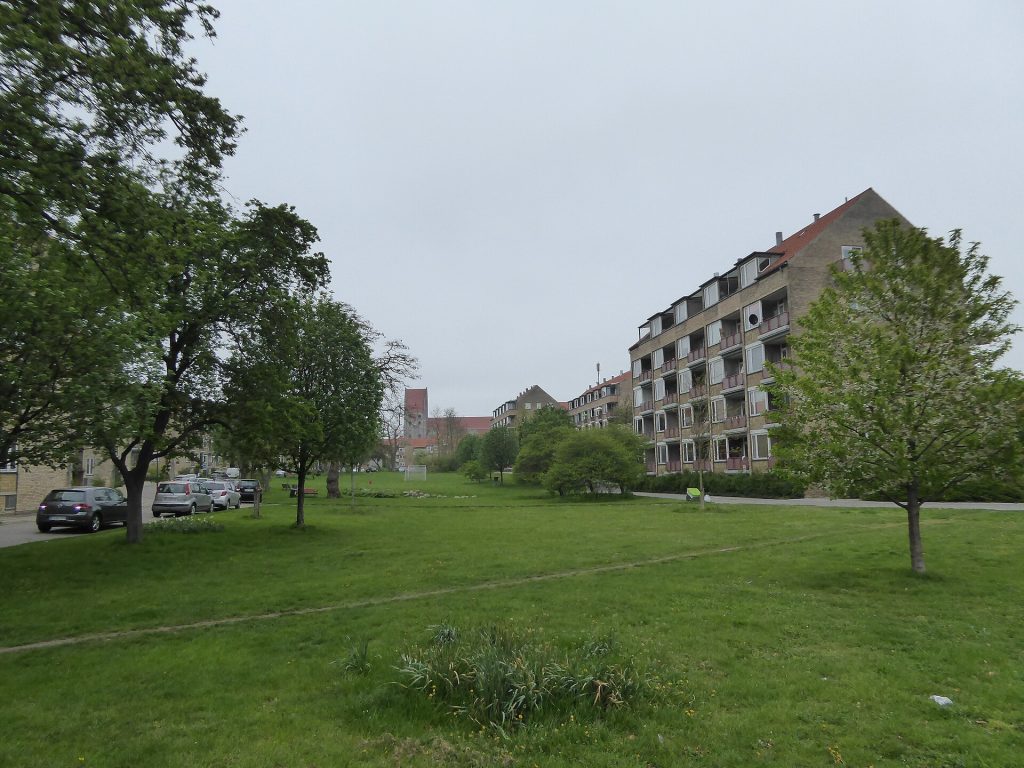 Bostadshus i tegel vid parken i Bispeparken i Köpenhamn