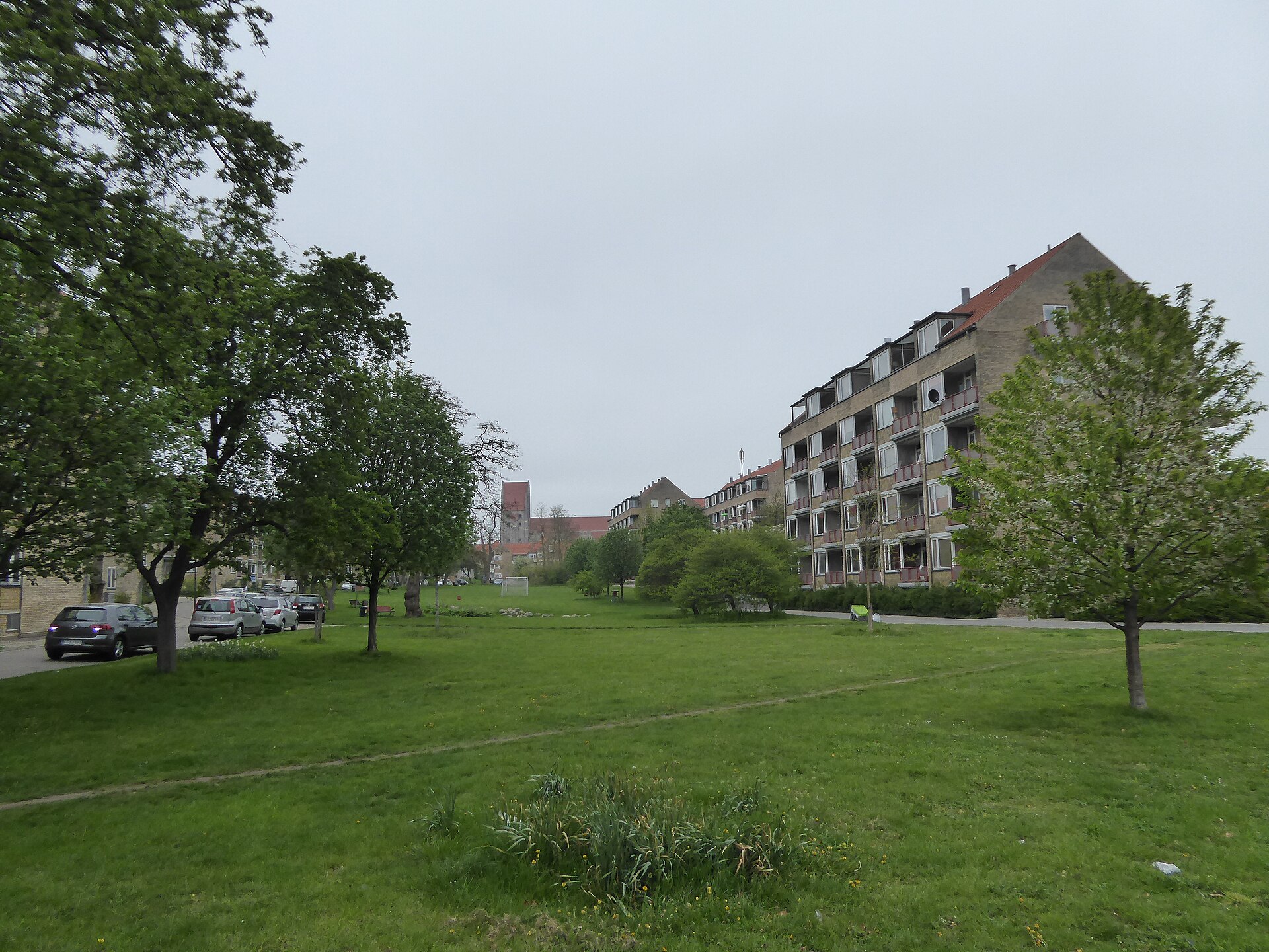 Bostadshus i tegel vid parken i Bispeparken i Köpenhamn