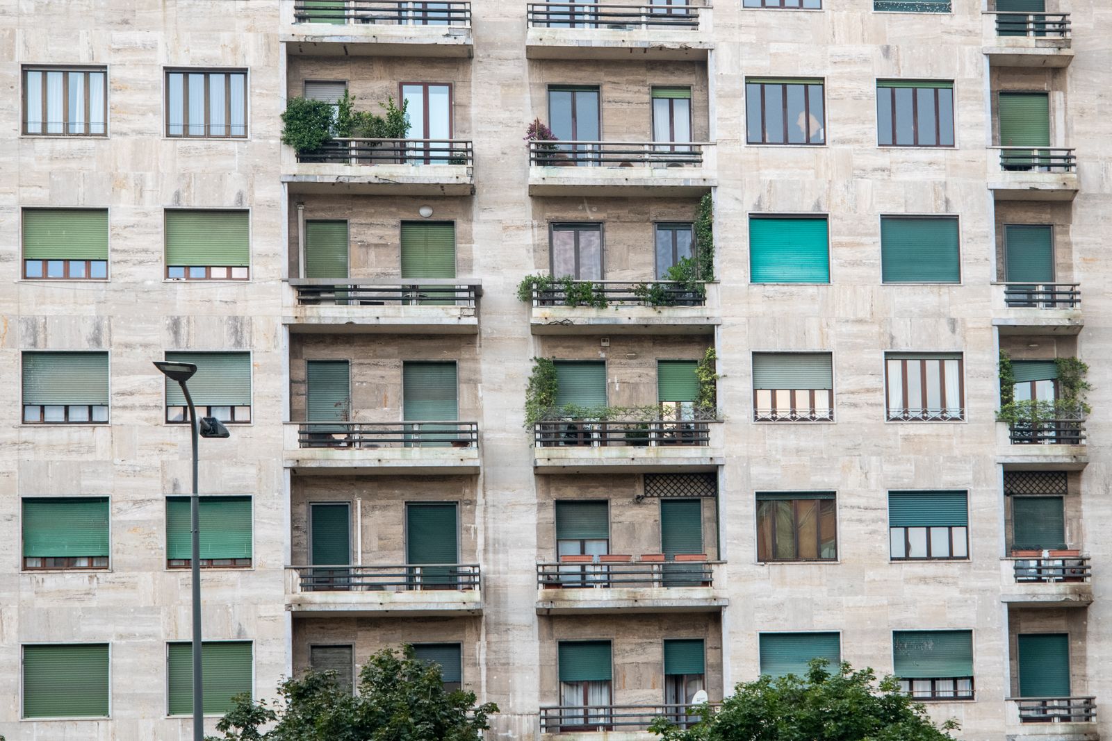 Fasad på ett flerbostadshus med balkonger