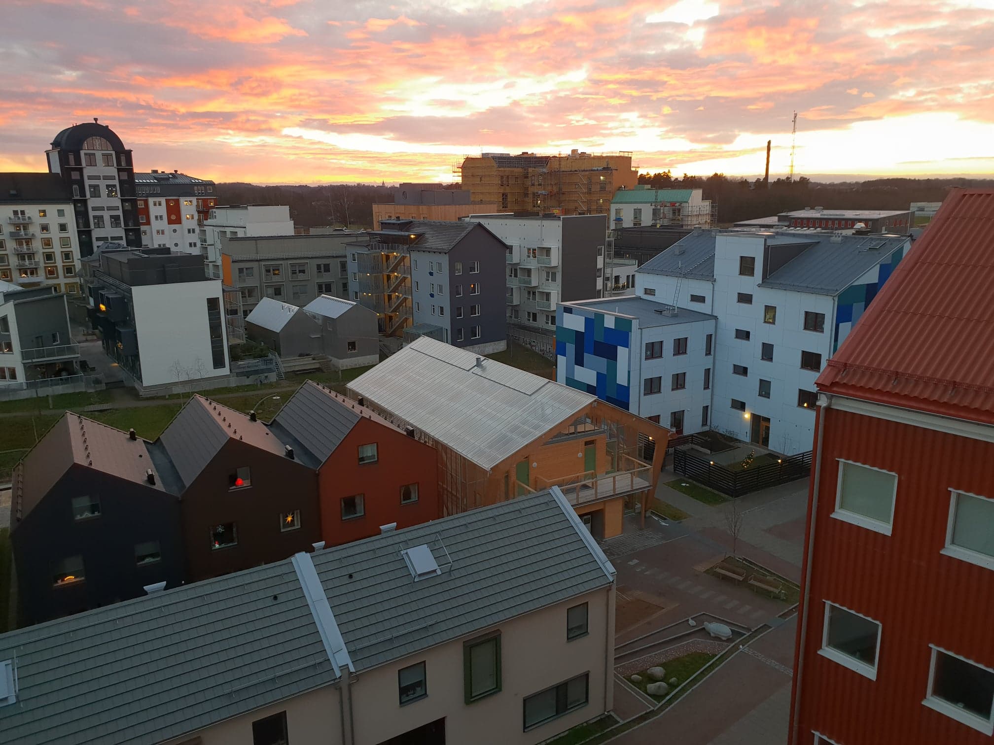 Flerbostadshus och radhus i Vallastaden i Linköping i kvällsljus