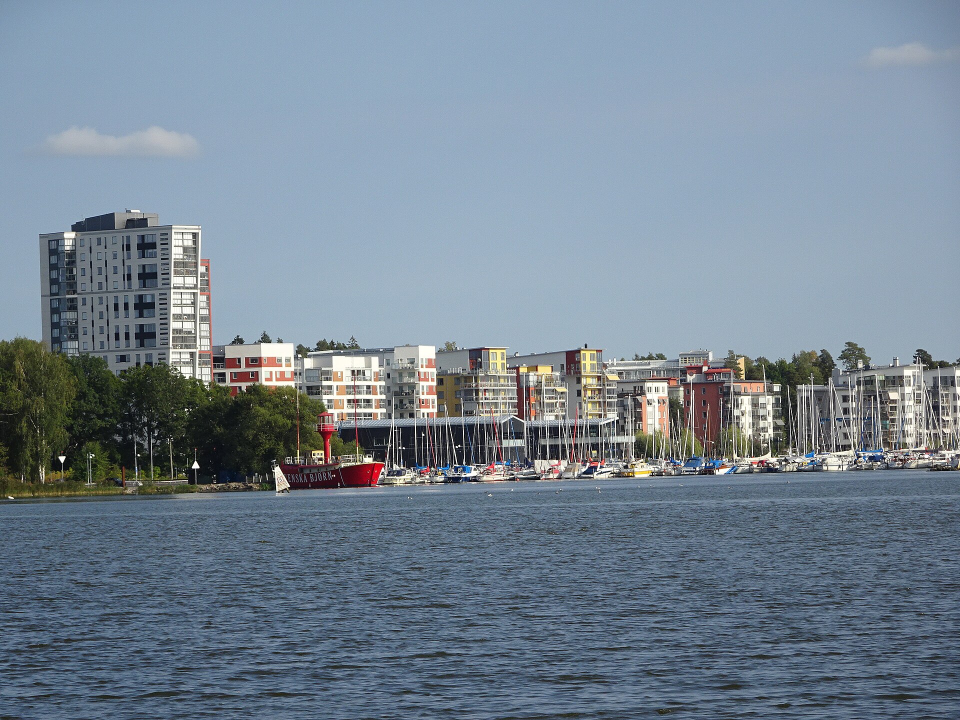 Flerbostadshus vid småbåtshamnen på Öster Mälarstrand i Västerås