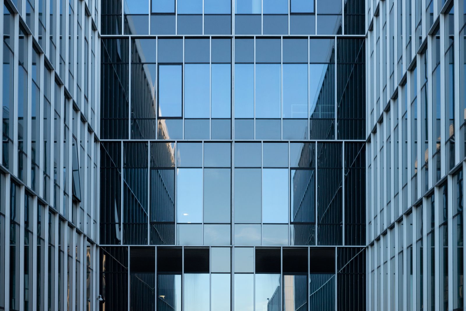Fasad av modern kontorsbyggnad i glas och stål