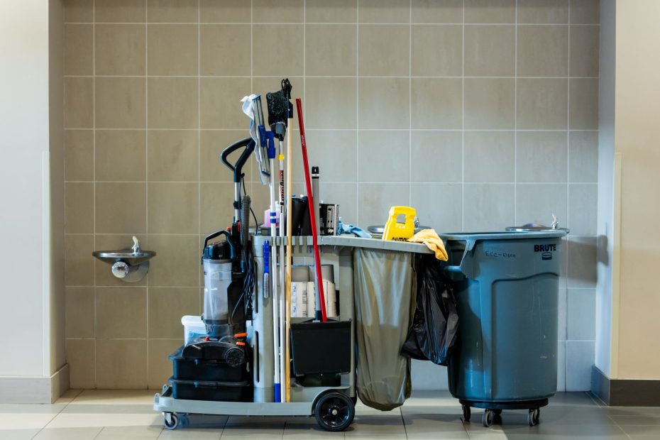 Professionell stadvagn med utrustning i en kontorskorridor