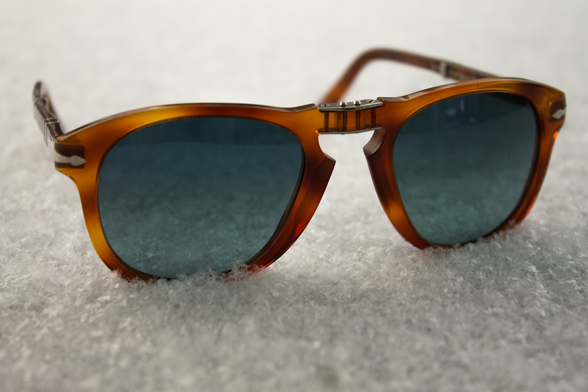 Persol 714, den hopfällbara solglasögonmodellen känd från Steve McQueen, med sköldpaddsmönstrad båge