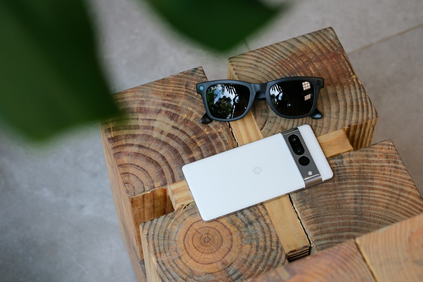 Smarta solglasögon av modellen Ray-Ban Stories bredvid en smartphone