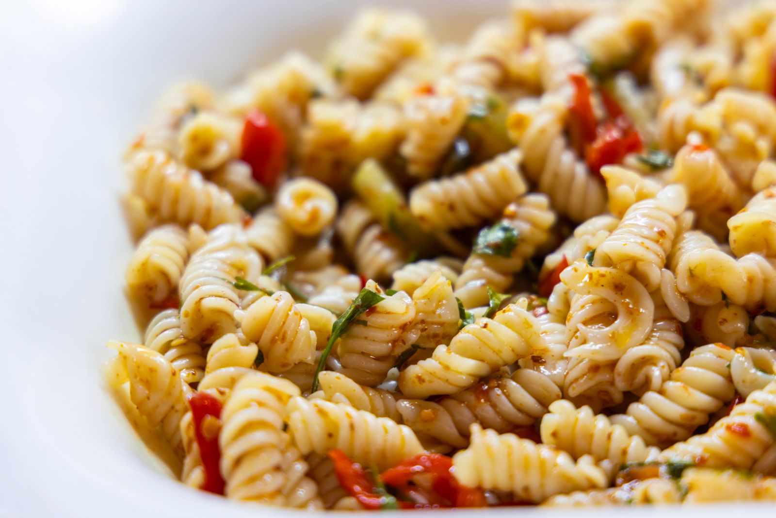 Pastasallad med skruvpasta, paprika och örter