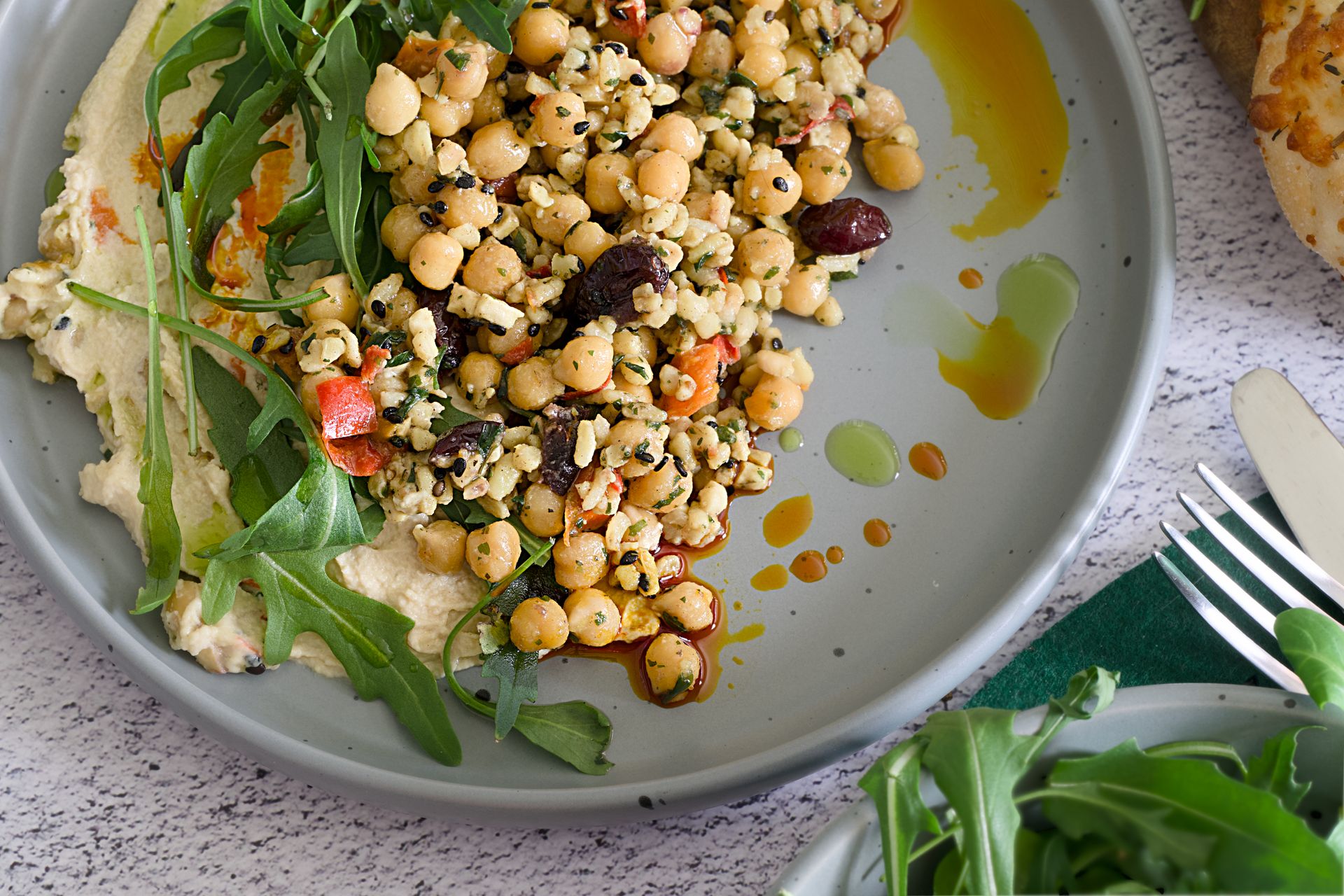 Kikärtssallad med hummus och ruccola i en skål