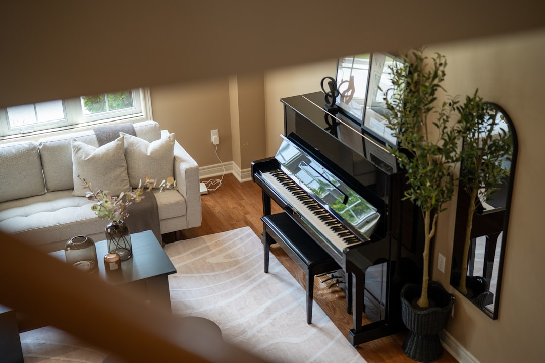 Ett svart piano i ett ljust och hemtrevligt vardagsrum