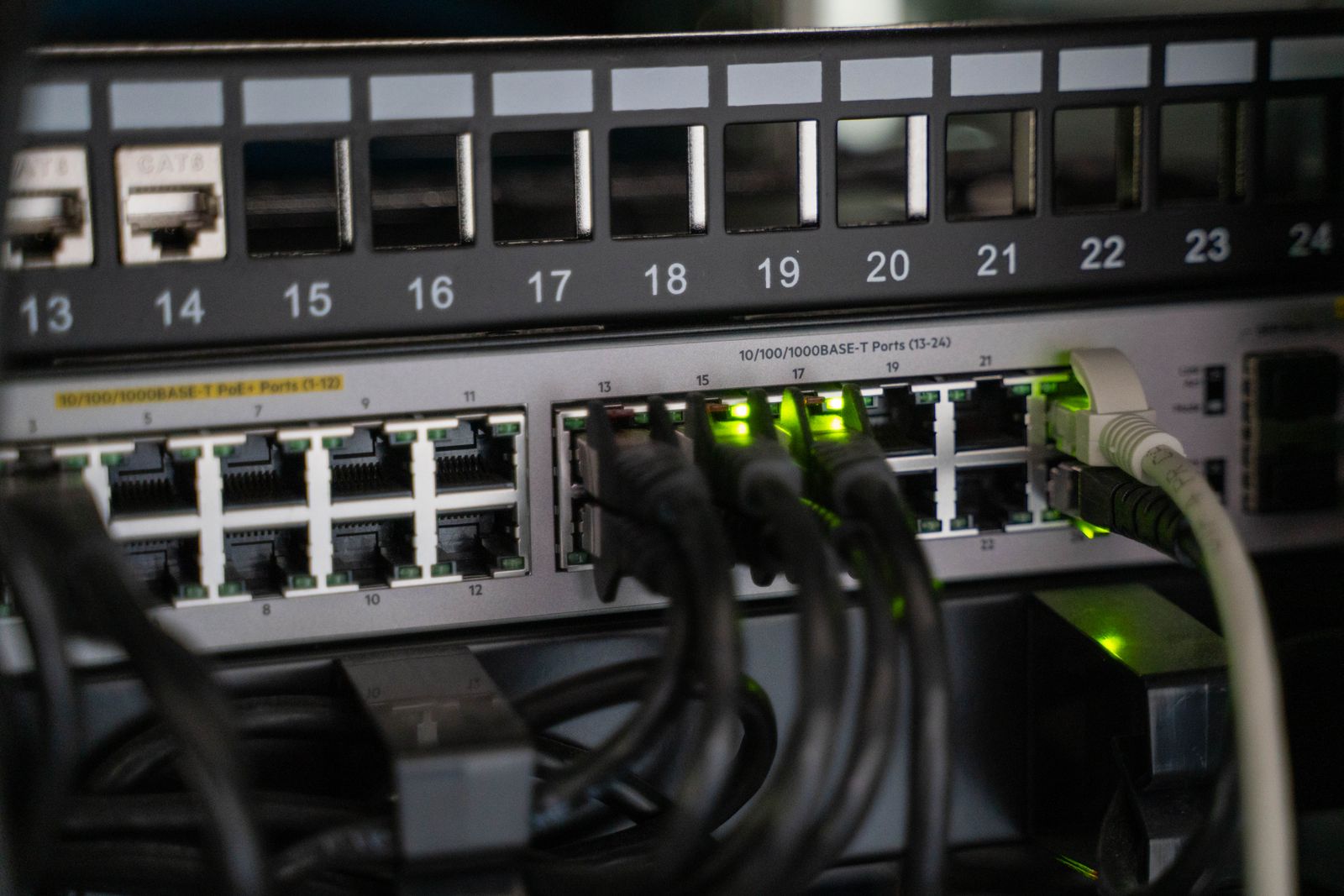 Serverrack med nätverksutrustning