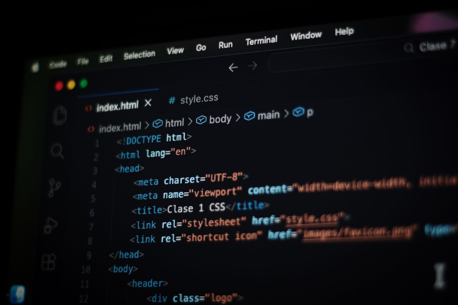 Kodredigerare med HTML-fil och terminal, en bild för felsökning av redirects