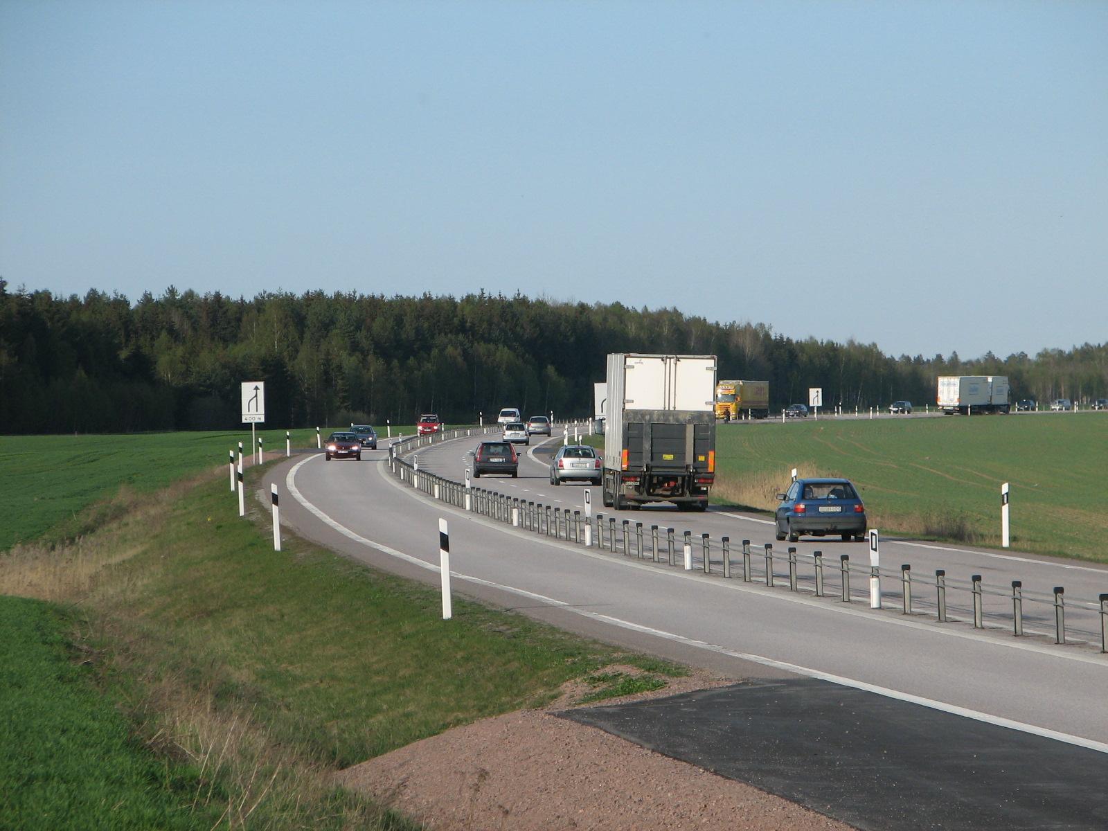 En 2+1-väg med mitträcke på E20 väster om Skara