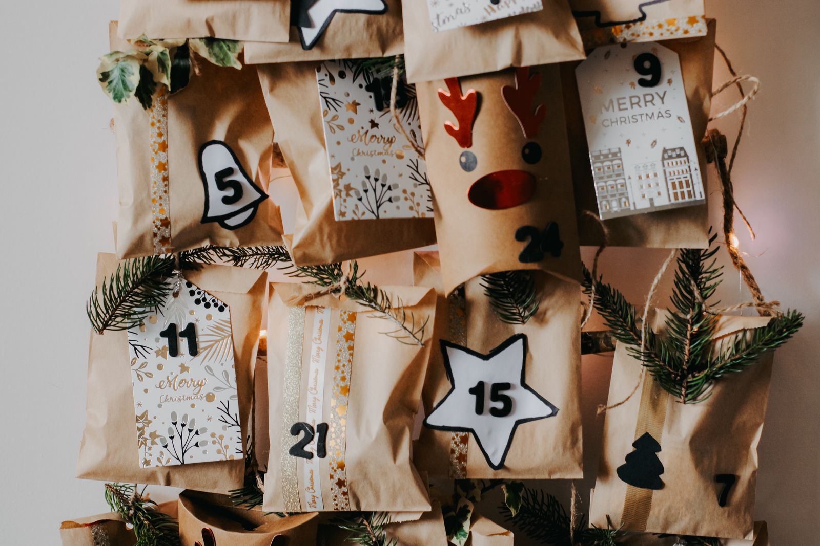 Egen adventskalender av numrerade papperspåsar med julgransris