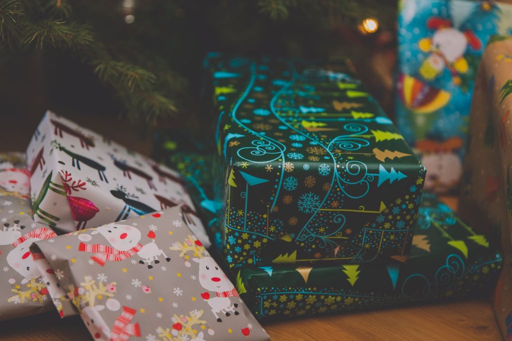 Inslagna julklappar i julpapper under granen