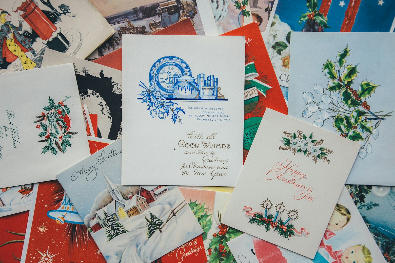 Uppslag av nostalgiska vintage-julkort med julmotiv