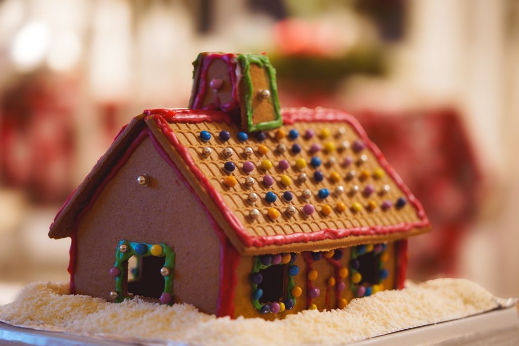 Färdigt pepparkakshus dekorerat med glasyr och godis