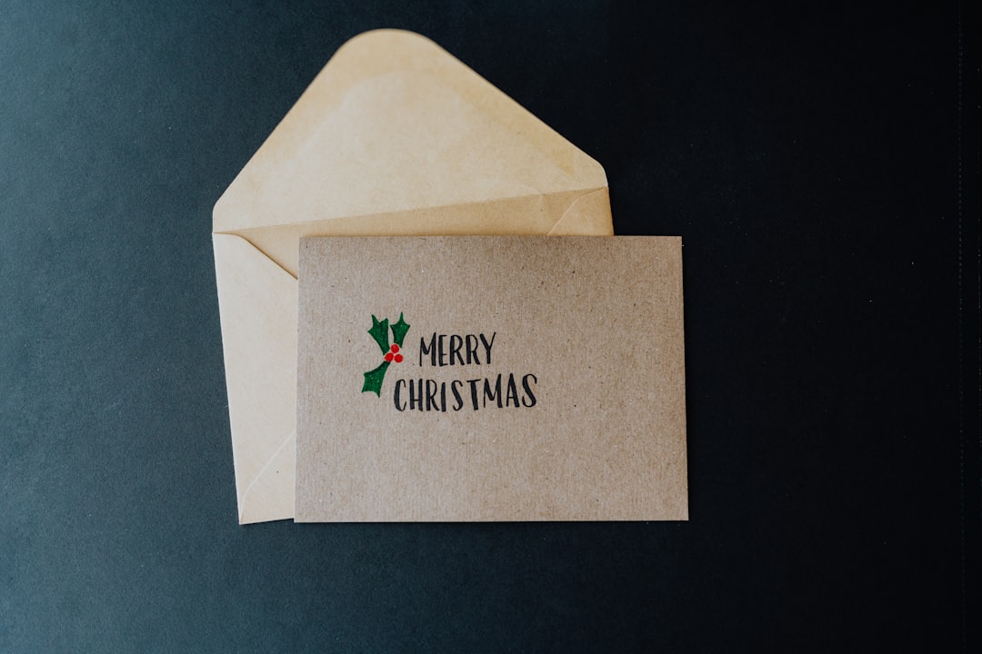 Ett kraftpapperskuvert med ett julkort med texten Merry Christmas