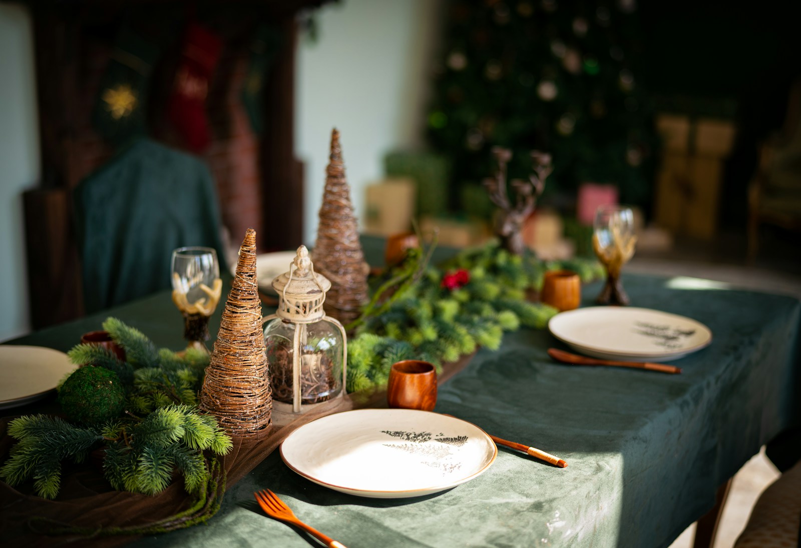 Julbord med djupgrön sammetsduk, grangirlang och bestick med kopparfärgade skaft