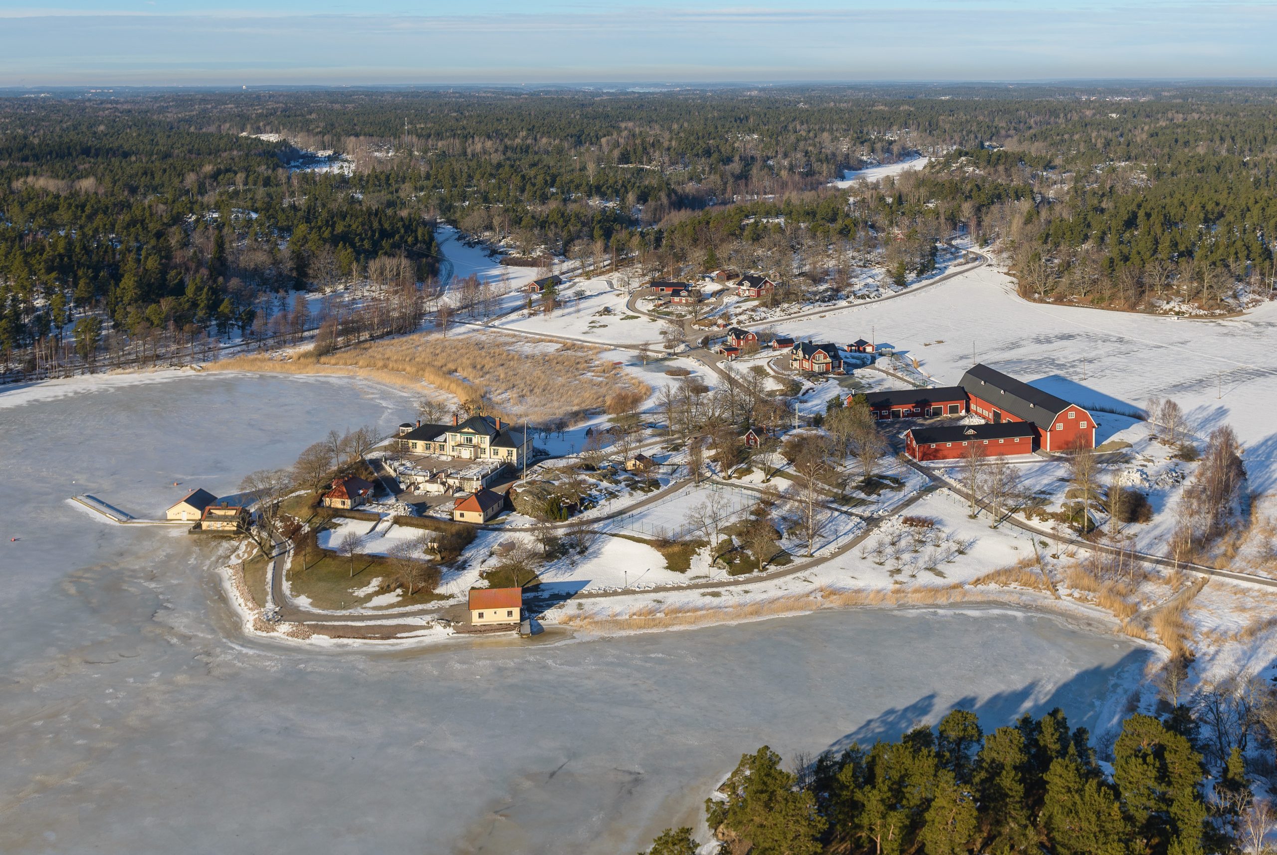 Brevik på Lidingö sett från ovan med vatten och villabebyggelse