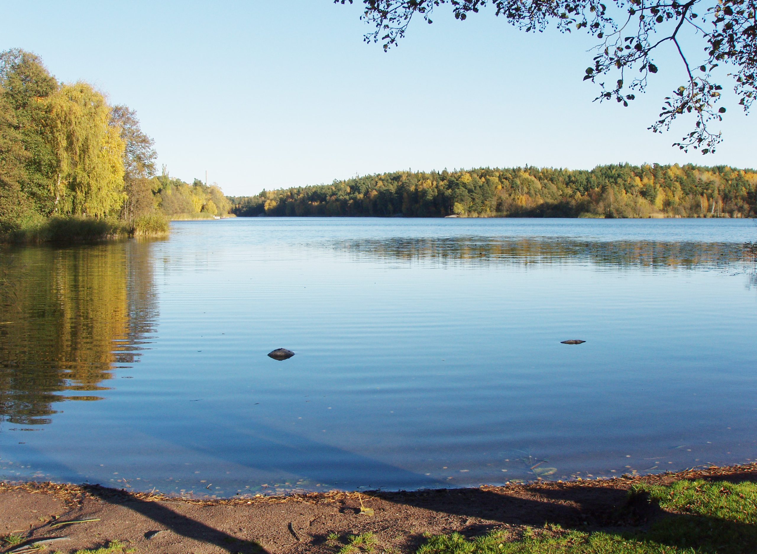 Kottlasjön på Lidingö en klar höstdag med spegelblankt vatten