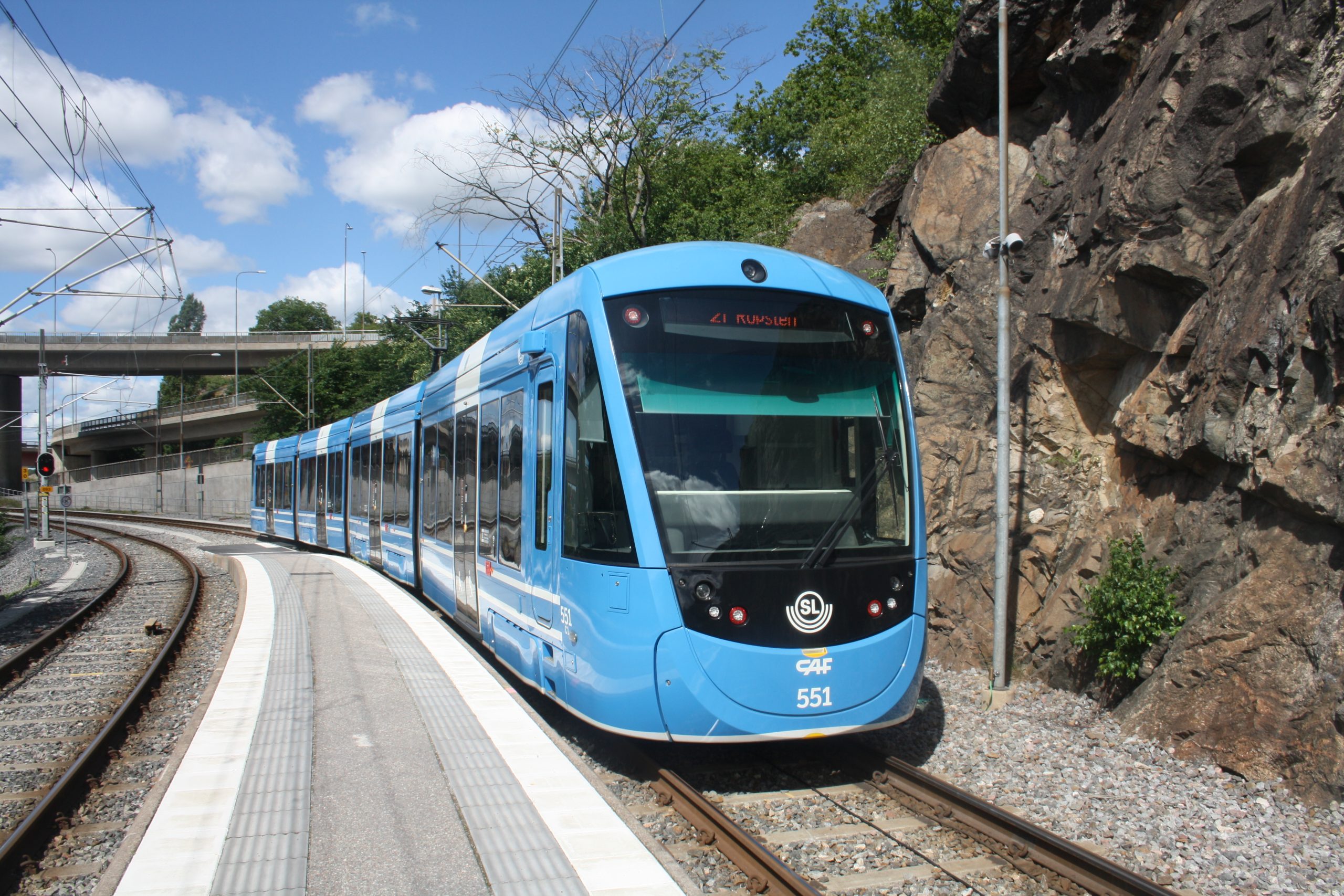 Blå spårvagn på Lidingöbanan vid Torsvik