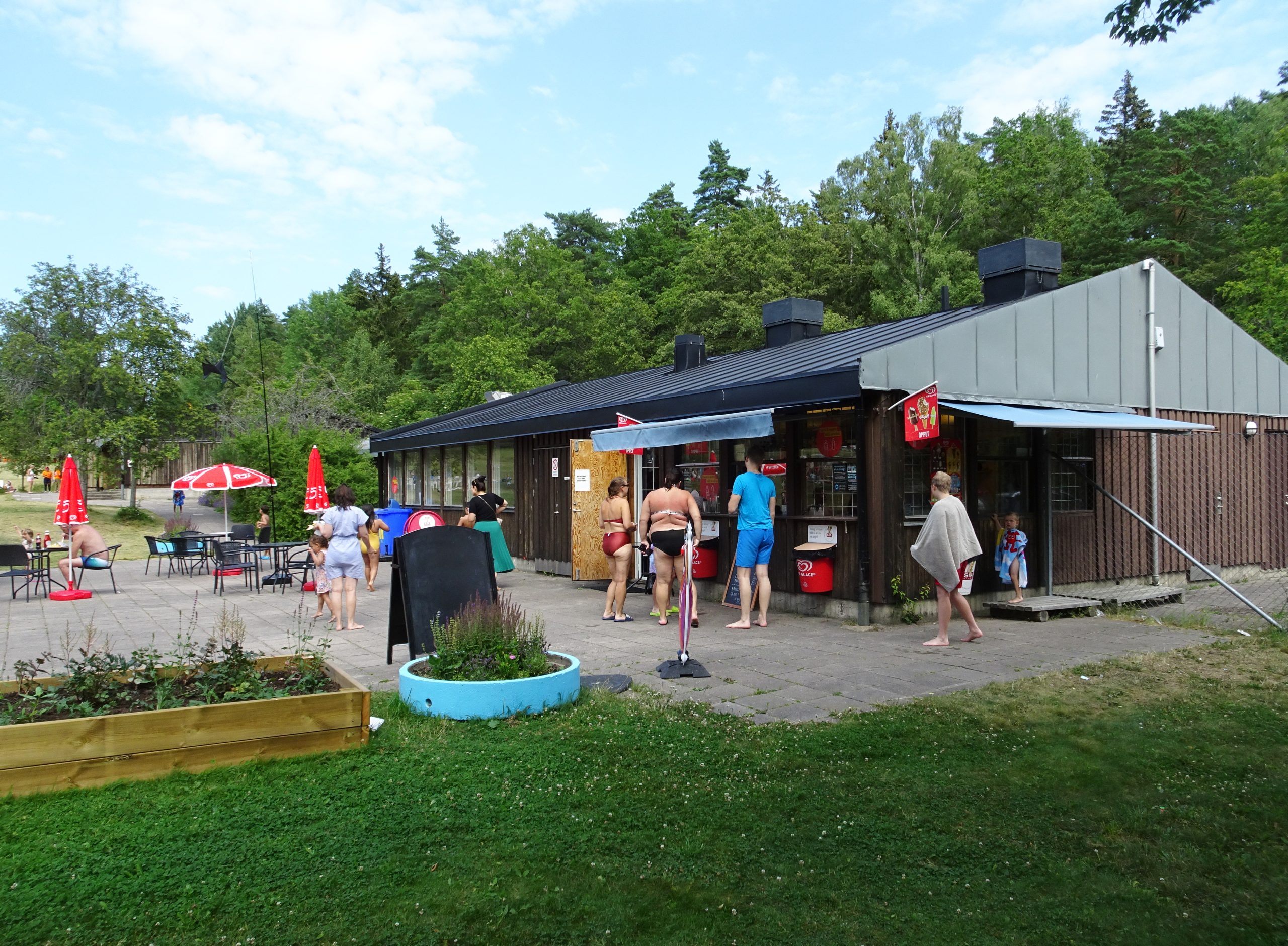 Serveringen på Breviksbadet på Lidingö en sommardag, med badgäster framför kiosken