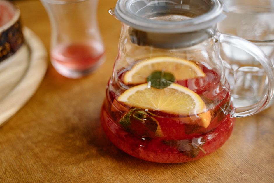 Glas med fruktig citrusbål